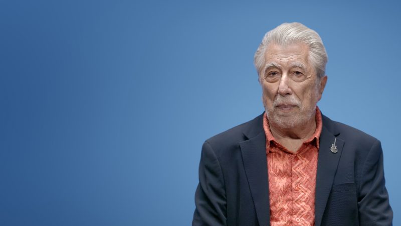 “Viviré bajo un puente antes que dejar de escribir”